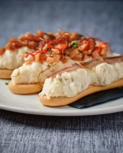 Marineras con tartar de atún, soja y cebollino y marinera de salmón flameado con mojo rojo en el Restaurante La Cartela de Cartagena