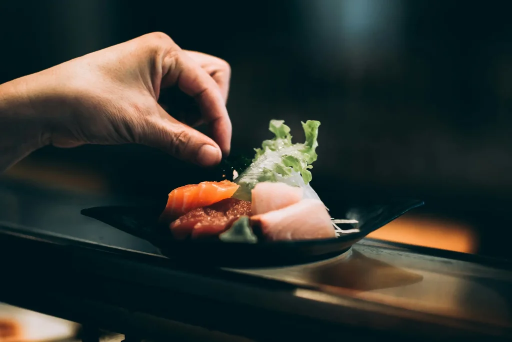 Chef preparando sashimi en restaurante japonés en Cartagena con producto fresco