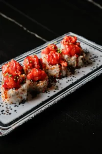 Uramaki de sushi cubierto con tartar de atún rojo en Casa Tomás a la Brasa